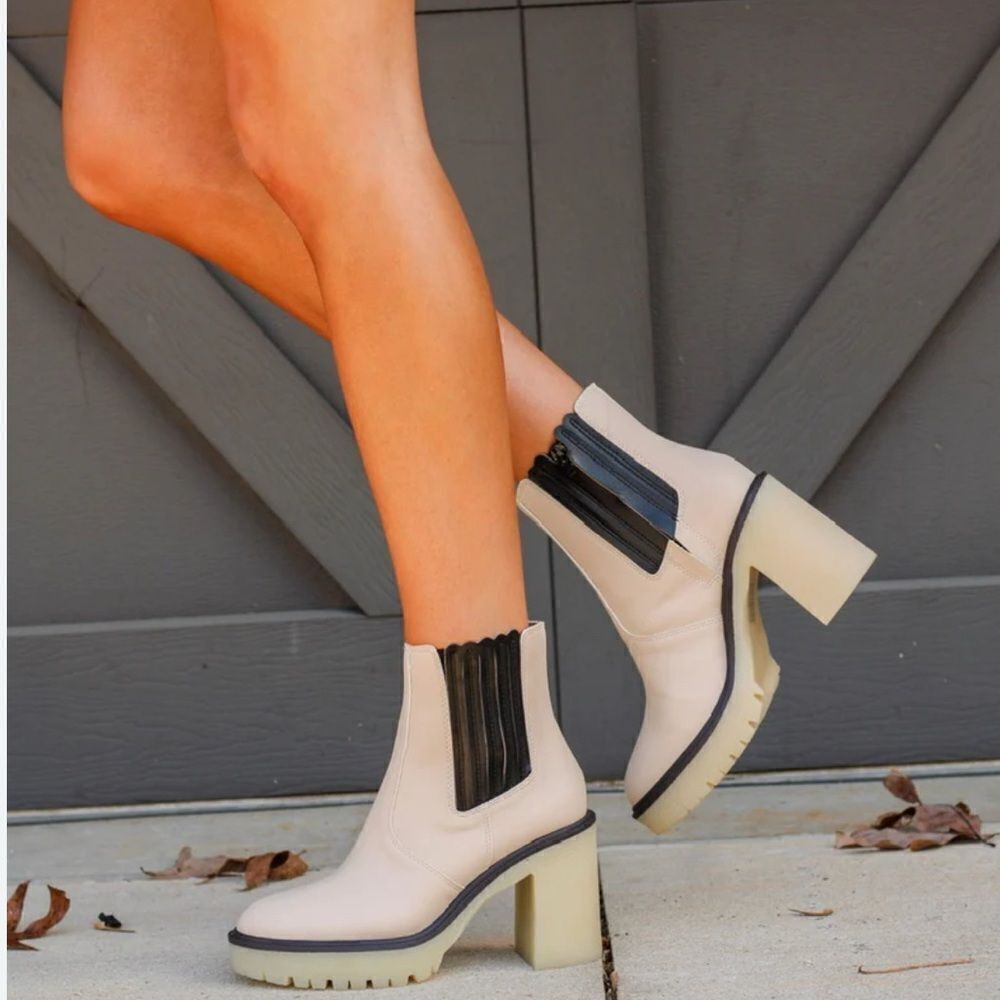 Free People James Chelsea Leather Boots in cream and black. 38/8